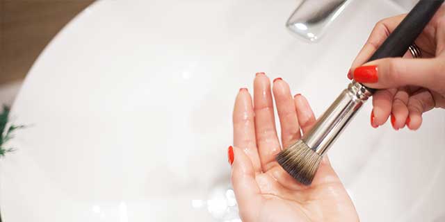 How-to-clean-your-makeup-brushes